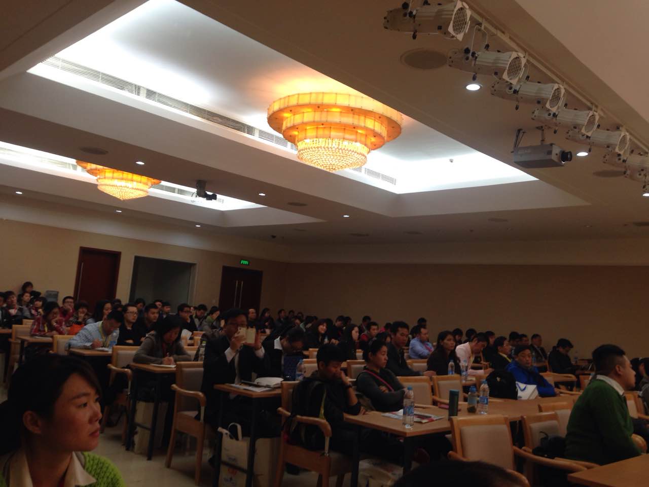 現(xiàn)場(chǎng)觀眾認(rèn)真傾聽