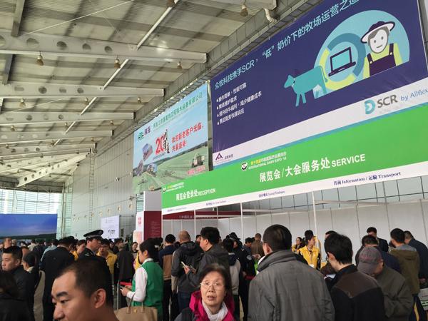 展館入口人山人海